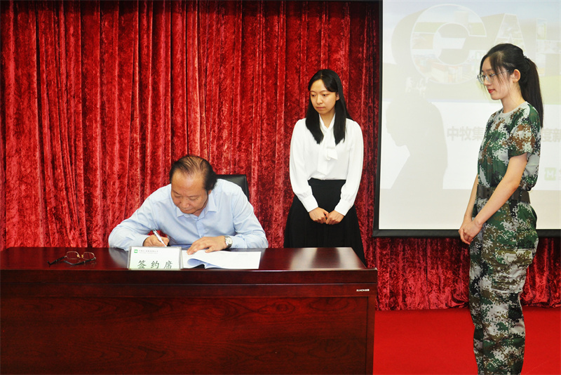 8、签约_副本1.jpg