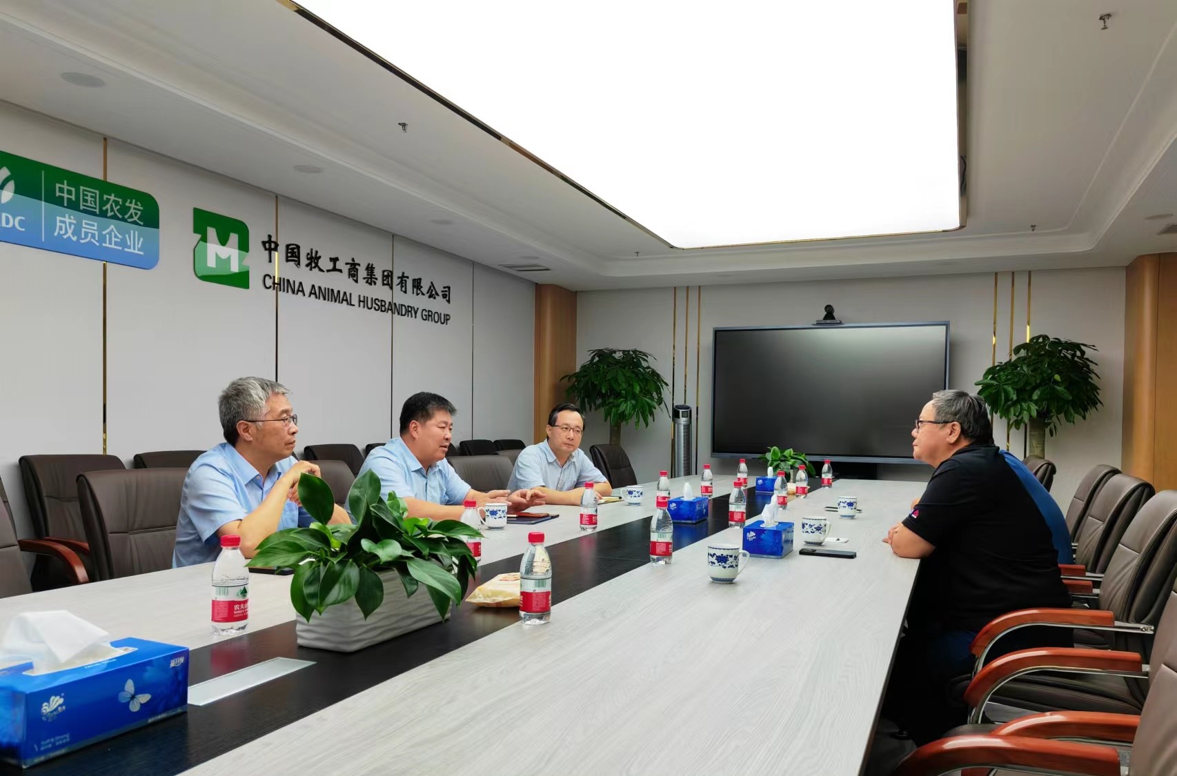 杨青春董事长会见美国安伟捷育种公司驻华代表