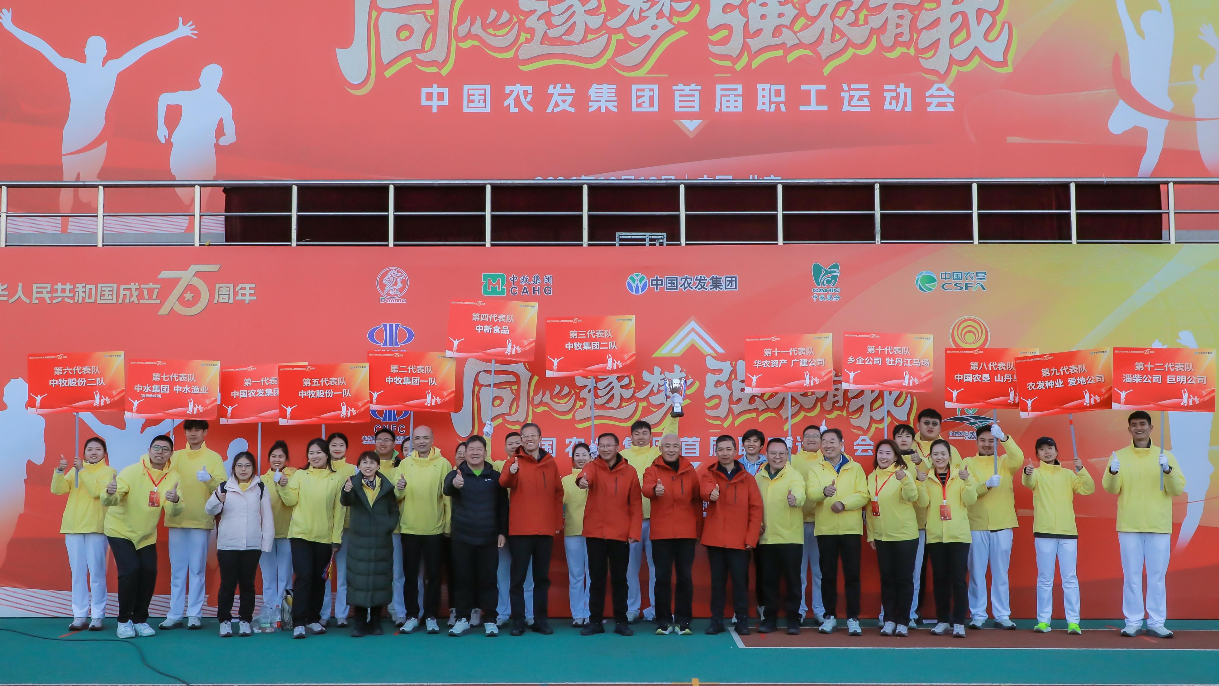 10工作人员合影.jpg