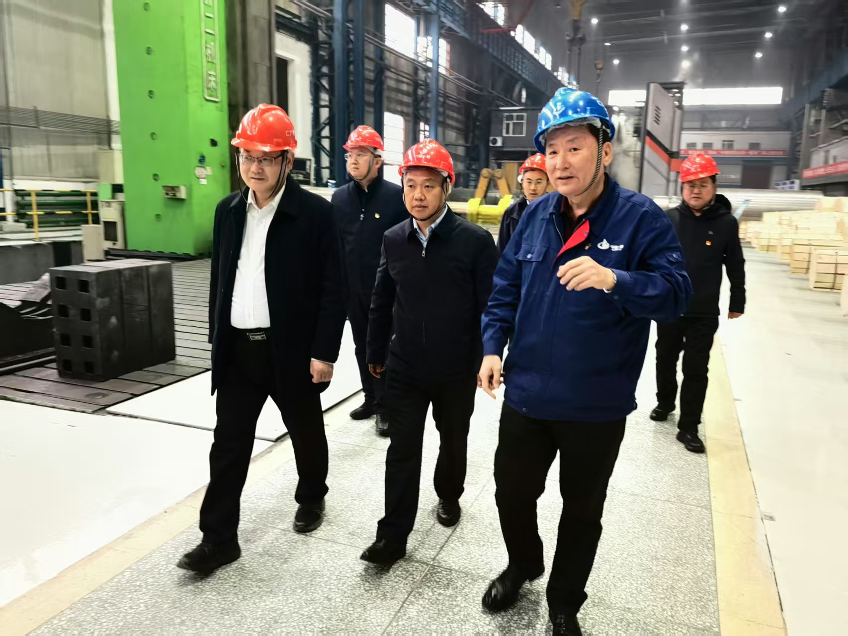 参观车间集体照片.jpg